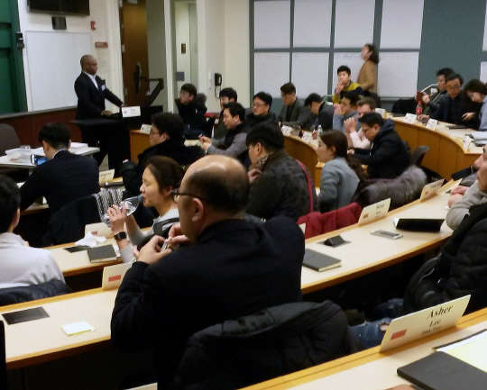 경기창조경제혁신센터가 글로벌혁신센터(KIC) 실리콘밸리와 보스톤, K-ICT 본투글로벌센터, 정보통신산업진흥원(NIPA) 등과 협력해 국내 유망 스타트업의 미국 진출을 지원한다. 지난달 보스톤대에서 18개 참가기업을 대상으로 열린 KIC 워싱턴 DC프로그램의 오리엔테이션 모습. 경기창조경제혁신센터 제공